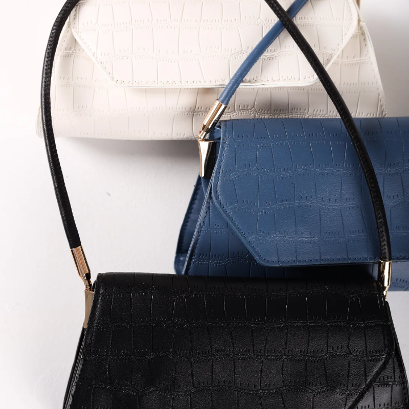 Bela reljefna torbica KA043