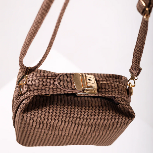 Braon reljefna torbica KA023